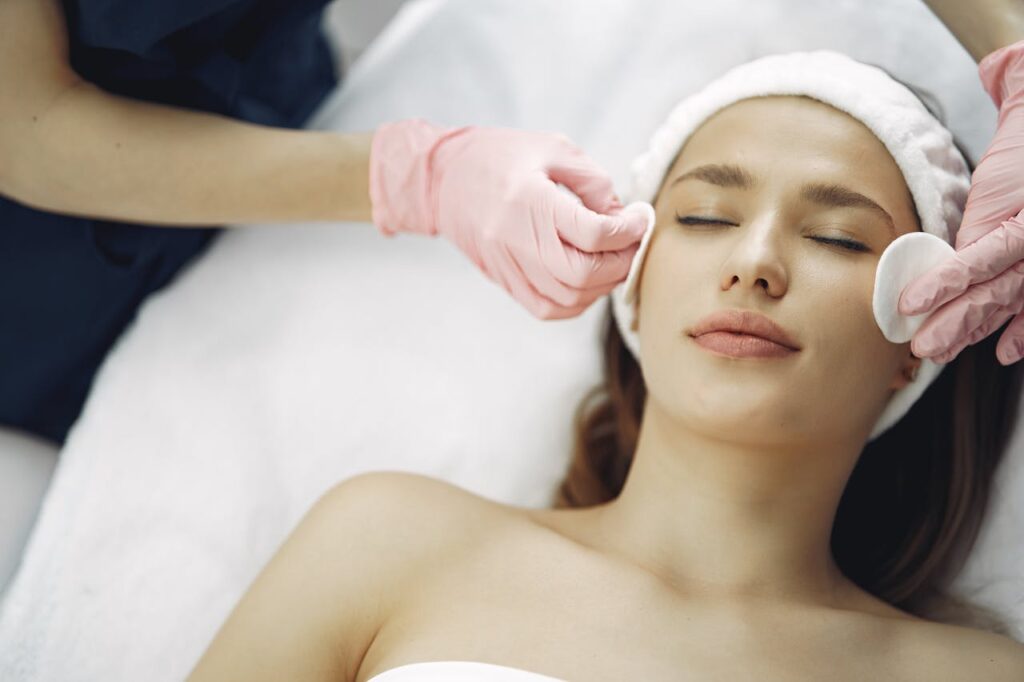 Tratament facial în salonul Damore Beauty din Sector 1, Pipera