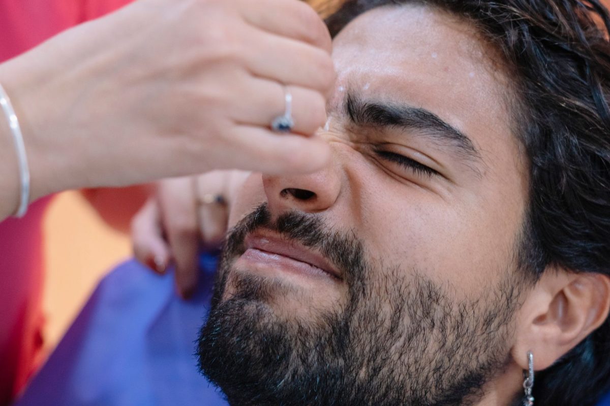 Bărbat la epilare cu ceară în salon