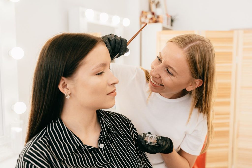 Stilizare și vopsit sprâncene în salonul Damore Beauty, Sector 1