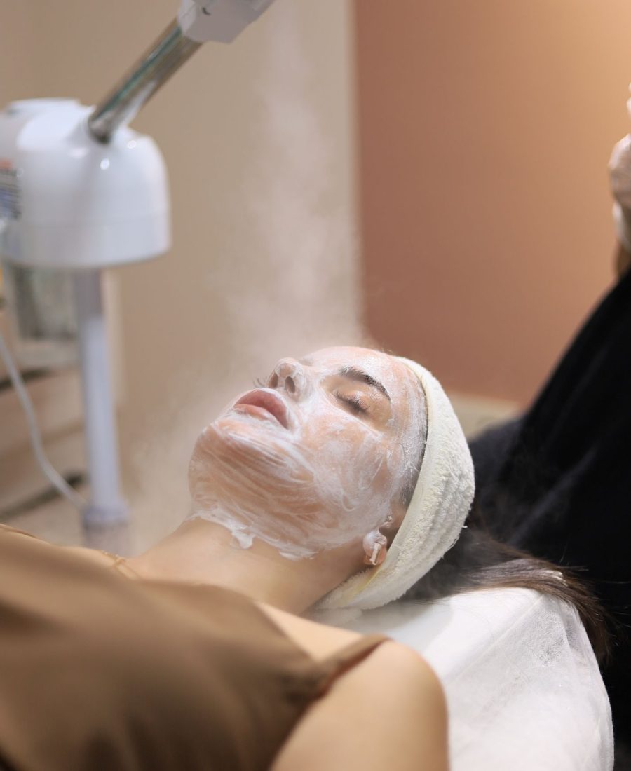 Curățare facială profesională cu aburi