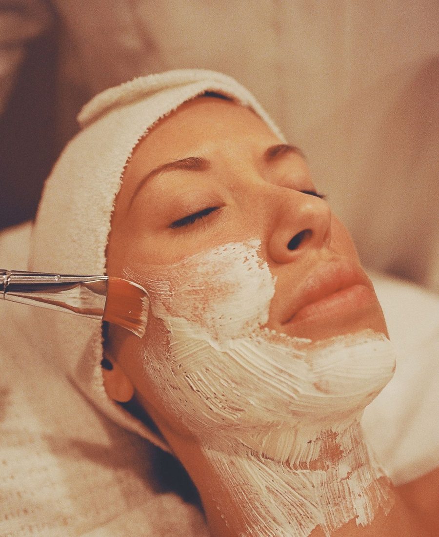 Aplicarea măștii la un tratament facial Phyt's